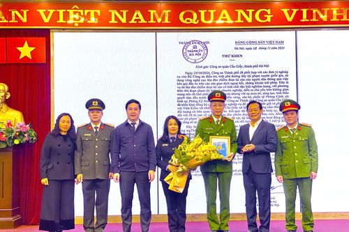 Khen thưởng cán bộ chiến sĩ có thành tích phá chuyên án bắt 'Mr Pips' và đồng bọn