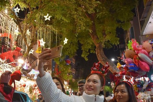 Đón Giáng sinh sớm trên phố Hàng Mã