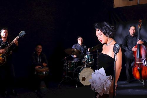 Quỳnh Phạm hát nhạc Trịnh theo phong cách jazz