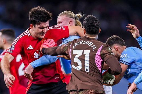 22 cầu thủ MU và Man City lao vào ẩu đả
