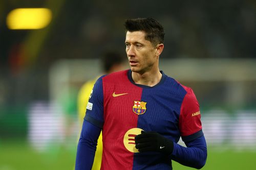 Lewandowski bỏ lỡ khó tin