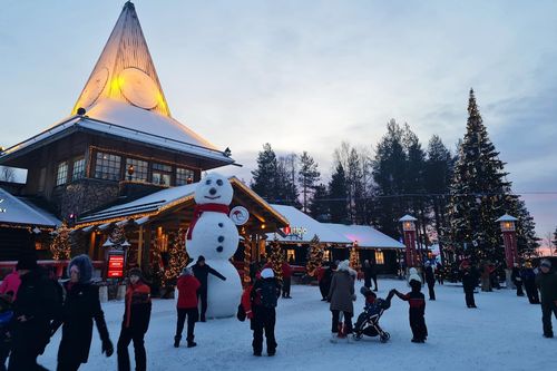 Lượng du khách gấp 10 lần dân số tại quê hương ông già Noel