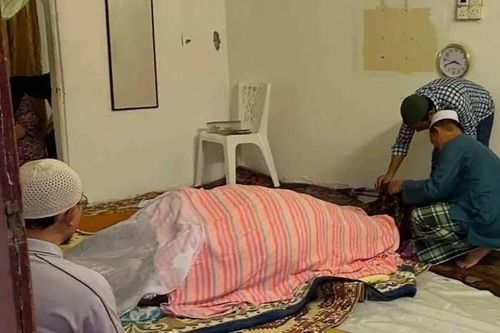 20 lính cứu hỏa hỗ trợ chôn cất người đàn ông nặng 420 kg ở Malaysia