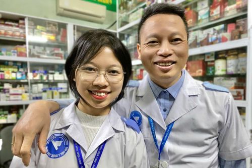 Bố và con gái là bạn cùng khóa ở trường Y, rủ nhau đi học