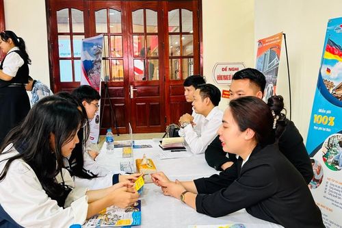 Doanh nghiệp tuyển dụng nhiều người làm việc part time dịp Noel và Tết 2025
