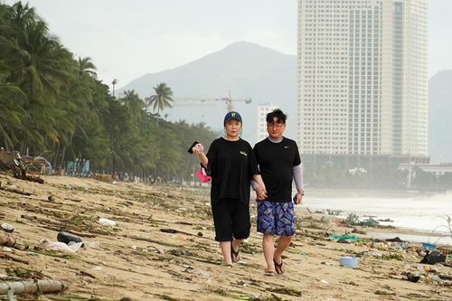 Sau mưa lũ, hàng trăm tấn rác trôi vào bờ biển Nha Trang