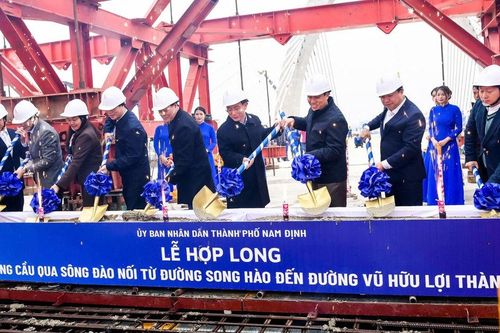 Cầu qua sông Đào, nối TP Nam Định với 6 huyện phía Nam được hợp long