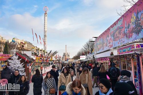 Paris rực sáng và náo nhiệt với những phiên chợ Giáng sinh