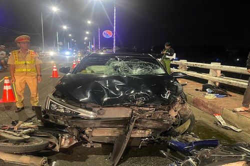 Tài xế có nồng độ cồn, lái ô-tô tông ba xe máy, làm một người văng xuống sông