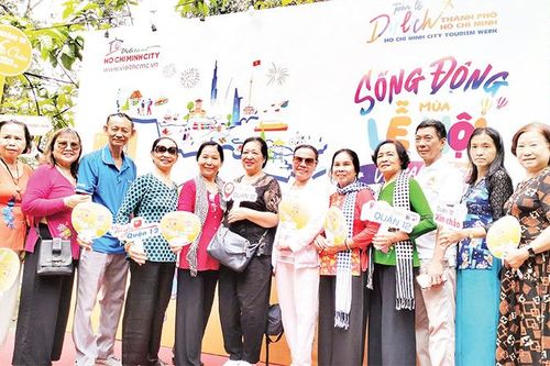 Sống động mùa lễ hội cuối năm