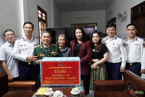 Bộ tư lệnh Vùng Cảnh sát biển 2 thăm, tặng quà gia đình chính sách, người có công tỉnh Quảng Ngãi