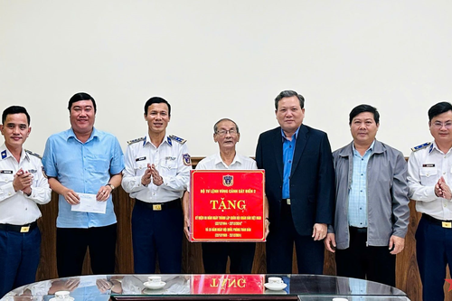 Bộ tư lệnh Vùng Cảnh sát biển 2 thăm, tặng quà người có công tỉnh Bình Định và đồng bào dân tộc, tôn giáo Quảng Ngãi