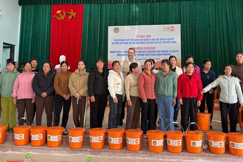 Trao tặng 400 bộ đồ dùng thiết yếu hỗ trợ người bị bạo lực và phụ nữ có nguy cơ bị bạo lực