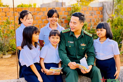 Thủ lĩnh đoàn quân hàm xanh dấn thân vì cộng đồng