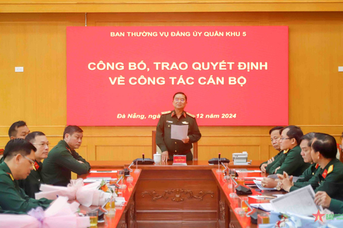 Quân khu 5 công bố, trao quyết định về công tác cán bộ