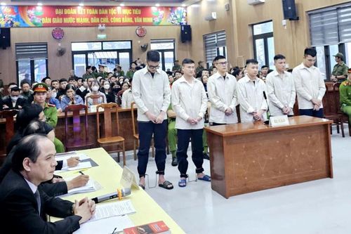 Bí mật cuộn tròn trong chiếc khẩu trang