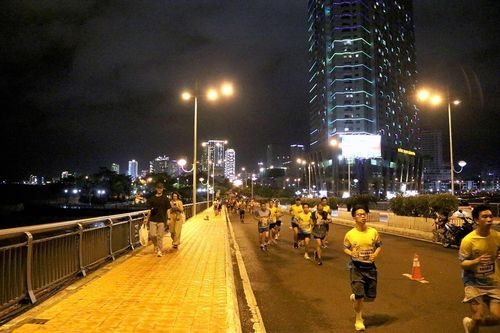 Hơn 3.150 VĐV tham gia giải chạy đêm lần đầu tiên ở Khánh Hòa