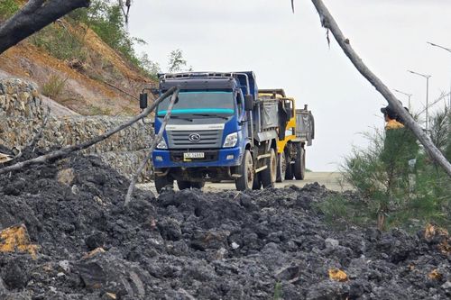 Đà Nẵng, sạt lở nặng, bùn tràn mặt đường gây chia cắt đường vành đai