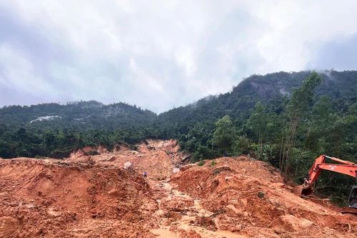 Khắc phục sạt lở trên đèo Khánh Lê gặp nhiều khó khăn