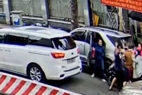 Công an lấy lời khai tài xế ô tô đánh người giữa đường phố trung tâm TPHCM