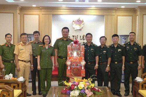 Công an TPHCM thăm, chúc mừng các đơn vị quân đội trên địa bàn