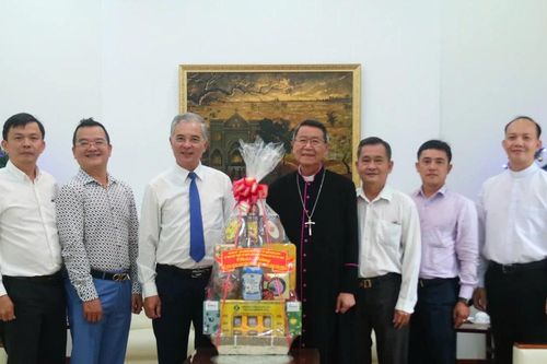 Lãnh đạo TPHCM thăm, chúc mừng Giám mục chính tòa Giáo phận Mỹ Tho