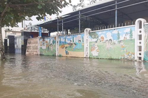 Bình Định: Ngập lụt, triều cường cô lập nhiều xã, hàng ngàn học sinh phải nghỉ học