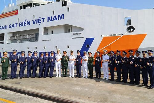 Tàu CSB 8005 cập cảng thành phố Kochi, bắt đầu chuyến thăm Ấn Độ