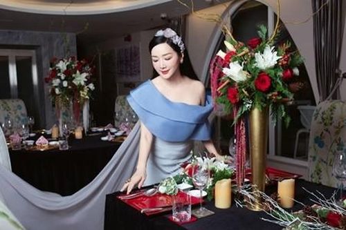 'Phú bà' Giáng My mở tiệc Giáng sinh trong biệt thự 1.000 m2