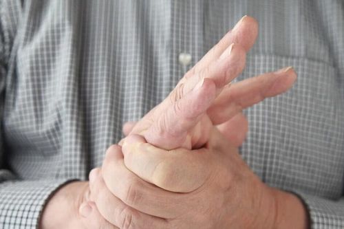 Tê tay chân là dấu hiệu nguy hiểm, làm sao để giữ ấm khi trời lạnh?