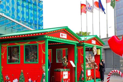Cây thông Giáng sinh 'khổng lồ' rực rỡ thắp sáng khắp phố Hà Nội