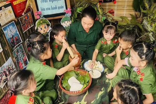 Học sinh Yên Bái ăn 'cơm vắt' nhớ ngày thành lập Quân đội Nhân dân Việt Nam