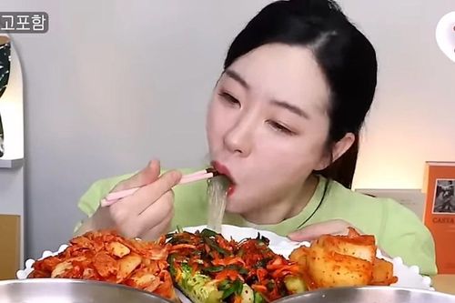 Cảnh báo trào lưu 'ăn thùng uống vại': Hại sức khỏe từ trò mukbang