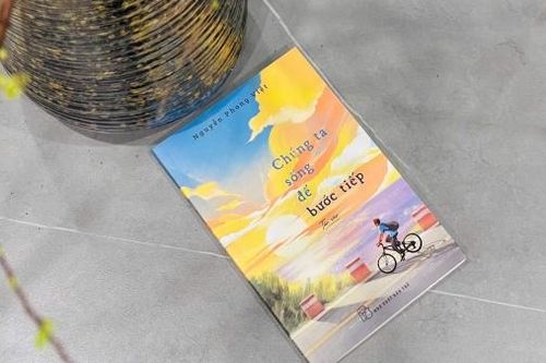 Tản văn Chúng ta sống để bước tiếp: Ai cũng xứng đáng sống một cuộc đời trọn vẹn!