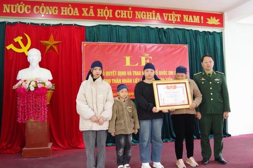 Trao Bằng 'Tổ quốc ghi công' cho gia đình liệt sĩ Hoàng Văn Tiến
