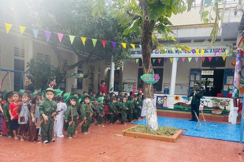 Tuyên truyền Ngày thành lập QĐND Việt Nam cho học sinh nơi biên giới