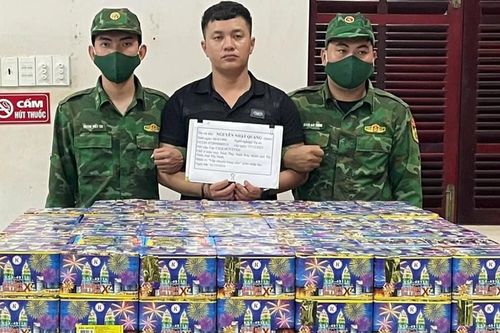 BĐBP An Giang bắt giữ hơn 370kg pháo ống ở biên giới