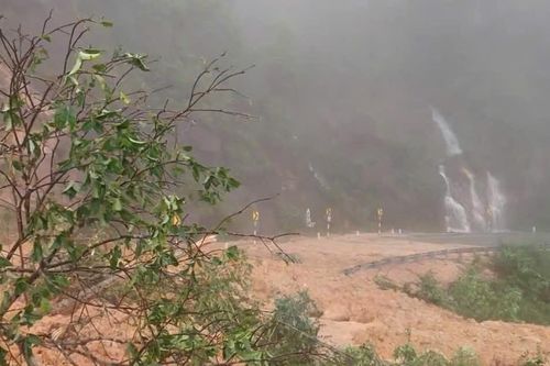 Sẽ cho nổ mìn khối đá hơn 100 tấn chắn ngang đèo Khánh Lê, Khánh Hòa