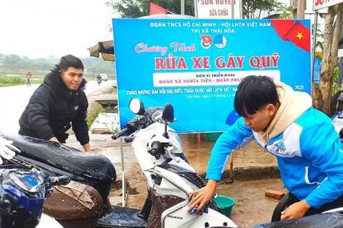 Thanh niên rửa xe gây quỹ từ thiện