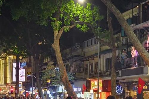 Hàng nghìn người đứng dưới ban công nhà Tuấn Hưng gần Hồ Gươm