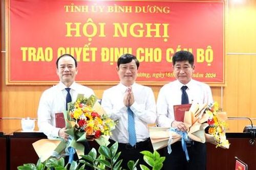 Bình Dương trao các quyết định công tác cán bộ