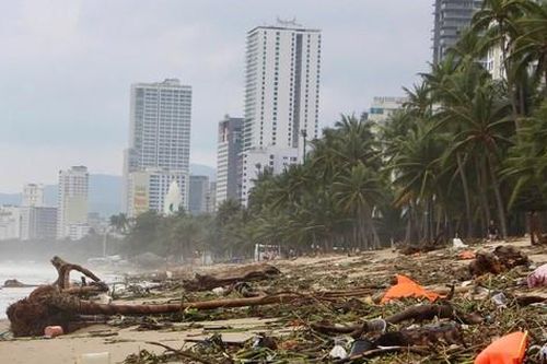 Bờ biển Nha Trang ngập rác sau mưa lũ