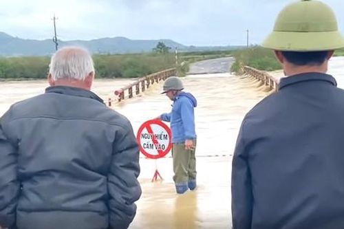 Nước sông dâng ngập cầu, người dân đi vòng 10 cây số