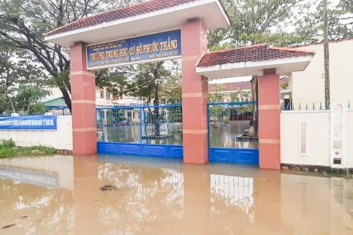 Hơn 3.000 học sinh ở Bình Định nghỉ học do trường ngập nước