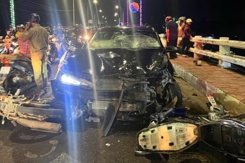 Tạm giữ tài xế ô tô 'lùa' 3 xe máy trên cầu Tân Lý