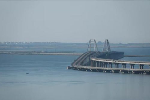 Tàu chở dầu của Nga bị vỡ đôi, tràn dầu xuống eo biển Kerch