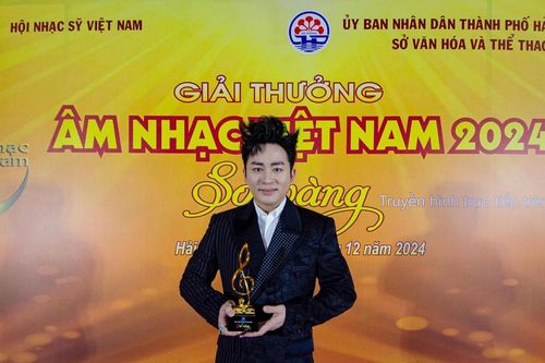Tùng Dương đoạt giải Sol Vàng 'Ca sĩ xuất sắc'