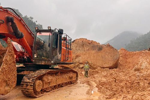 Hình ảnh khối đá hơn 100 tấn chắn ngang đèo Khánh Lê chia cắt Nha Trang - Đà Lạt