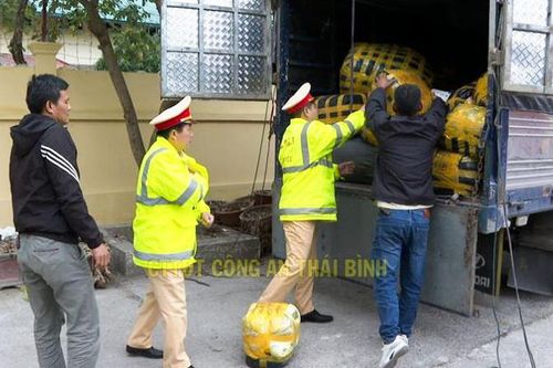 Phát hiện hơn 2 tấn quần áo, vải lậu đang vận chuyển ở Thái Bình
