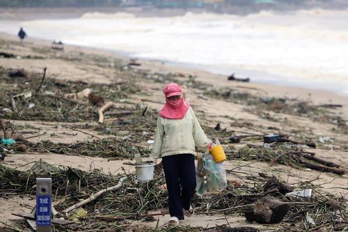 Hàng trăm tấn rác bị sóng đánh vào bãi biển Nha Trang